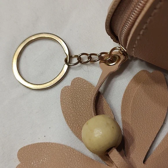 Shein pink coin purse with flower shaped tassel - Picture 3 of 6